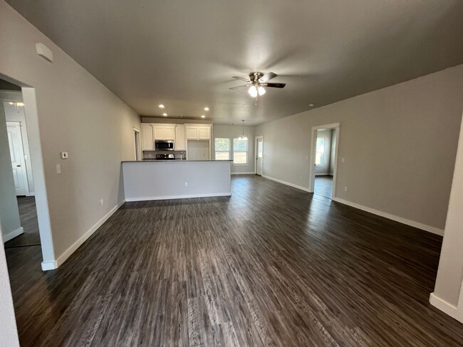 Building Photo - Quiet Neighborhood/Cozy Home/Two Car Garage