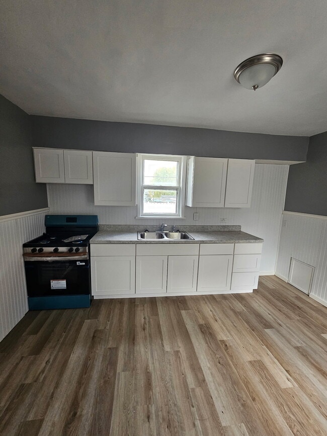 Building Photo - 7815 Rosewood Ave