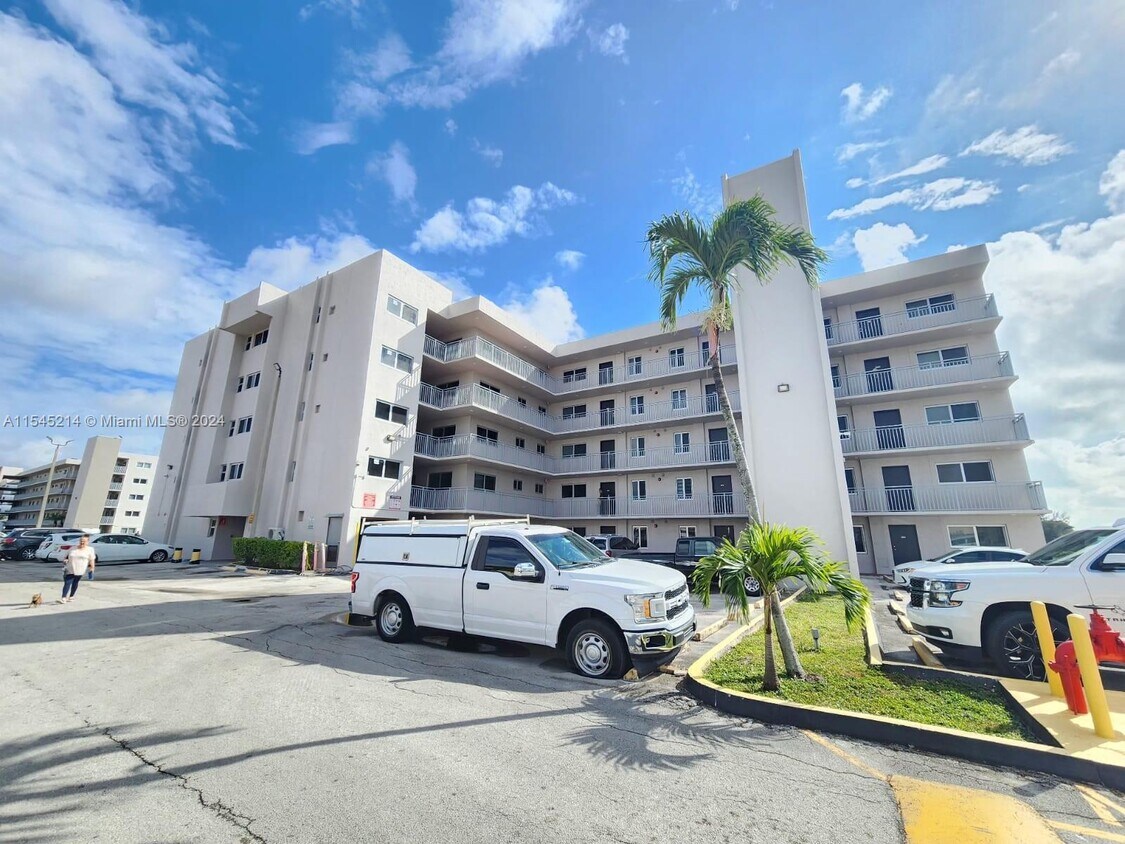 9915 W Okeechobee Rd Unit 2404, Hialeah Gardens, FL 33016 Condo for