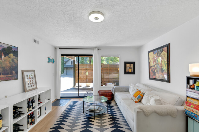 Foto del edificio - 16975 Alder Cir