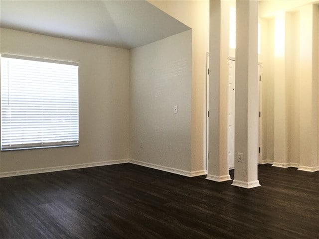 Foto del edificio - 3319 Benson Park Blvd