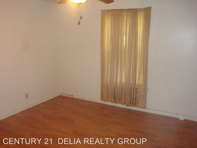 Building Photo - 3 br, 1 bath House - 532 West 8th St.