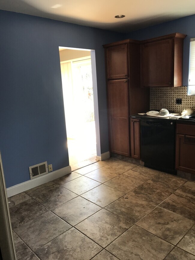 Building Photo - Nice Tri-Level Home in Northglenn Availabl...