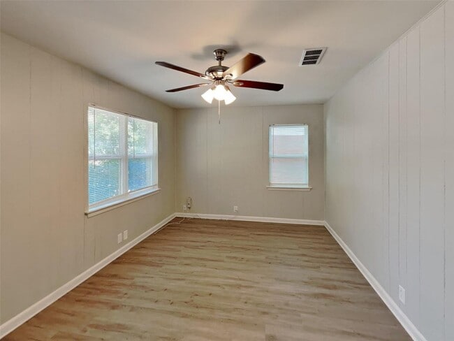 Building Photo - 3 BR/1BA |Single Family Home |  Gated backyard| In Denton