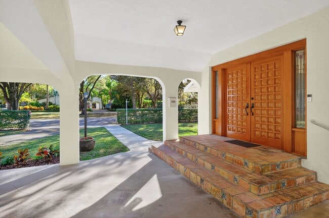 Foto del edificio - 1305 Alhambra Cir