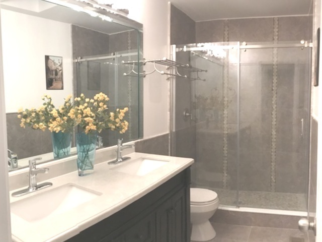 Master Bath - 1411 W Harrison St