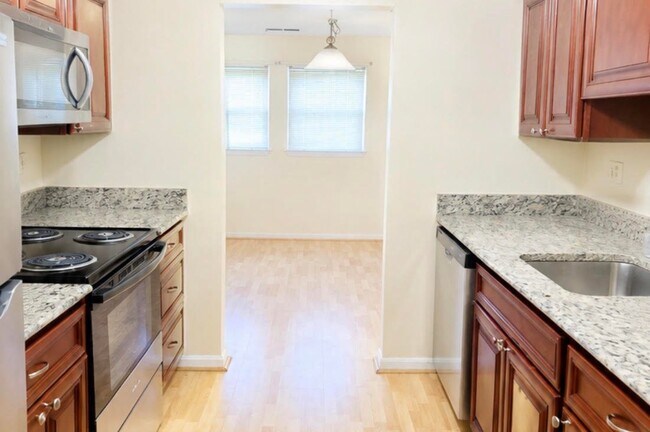 Foto del edificio - 8605 Falls Run Rd