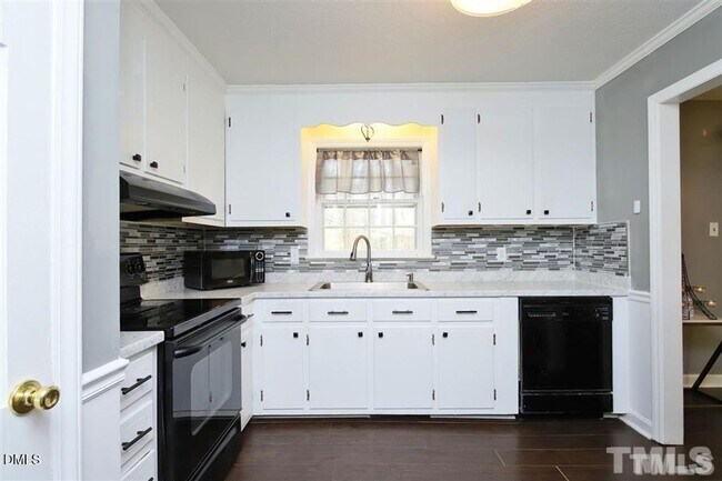 Foto del edificio - 4 Bedroom 3 Bath Home Available in August!