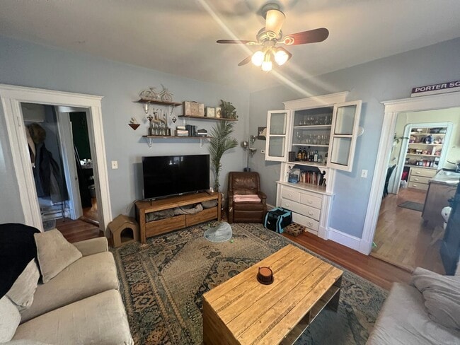 Building Photo - 9/1 3BR w/generous sized bedrooms, EIK, po...
