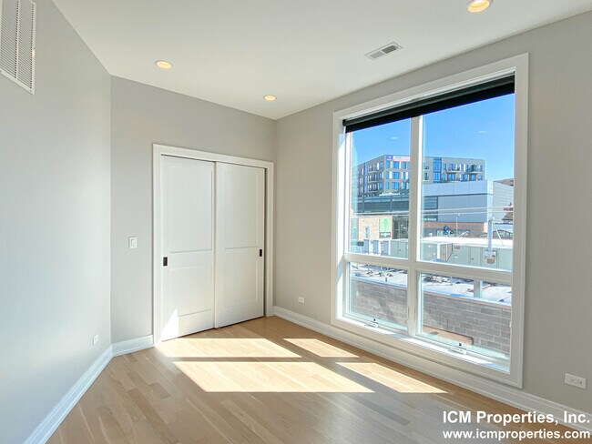 Building Photo - 1050 W Cornelia Ave