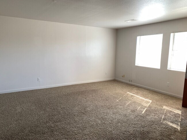 Foto del edificio - 2 Bedroom Upstairs Unit off 20th Street