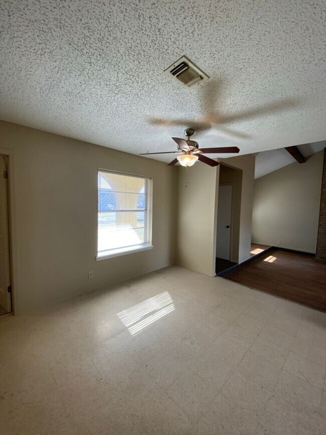 Foto del edificio - SPACIOUS & CUTE 2 bedroom 2 bath townhouse off Sunset Dr COMING SOON!