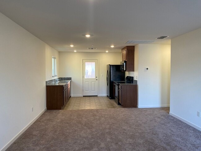Building Photo - Modern 3-Bedroom, 2-Bath Home with Spaciou...