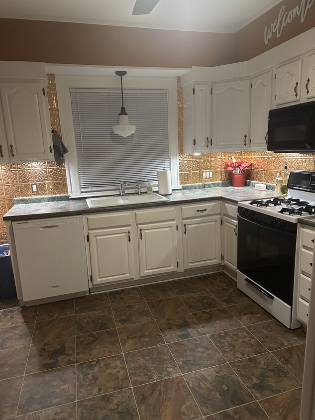 larger kitchen with copper backsplash - 1238 York St