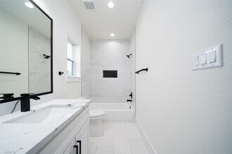 Building Photo - 2427 Parker Rd