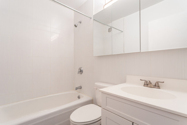 Foto del edificio - 451 E 83rd St