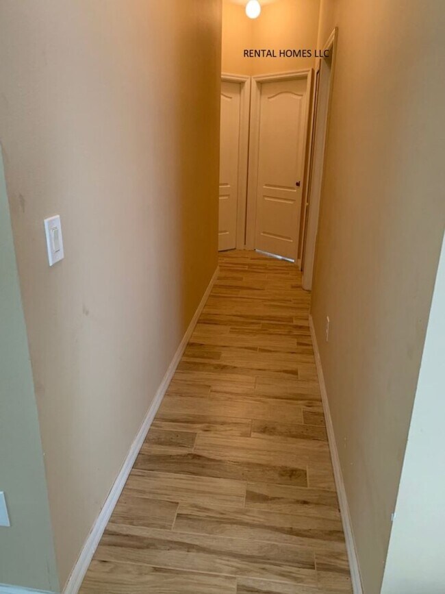 Building Photo - Three Bedrooms and a Bonus Room and 2 Bath...