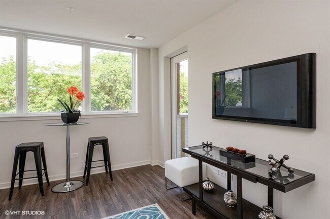Interior Photo - 1325 N Wells Apartments