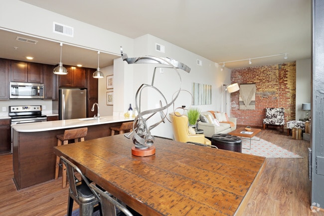 Dining Room - Breakers Omaha Apartments