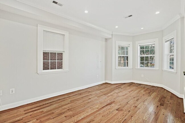 Building Photo - Charming 4 Bedroom Steps from the Waterfro...
