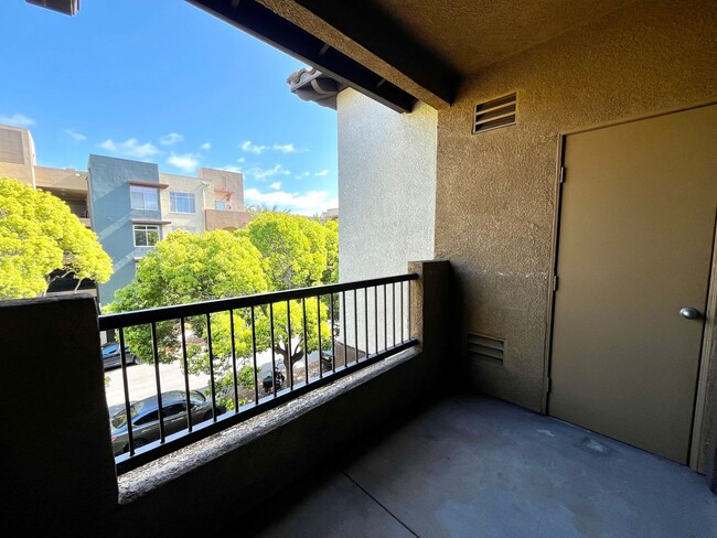 Building Photo - Perfectly located 1 bedroom condo availabl...
