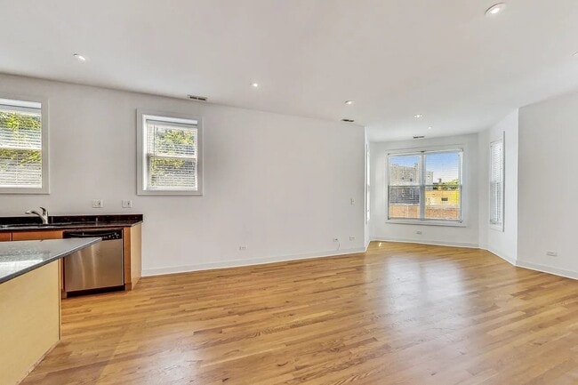 Photo - 2459 W Augusta Blvd (Chicago, IL) Apartment