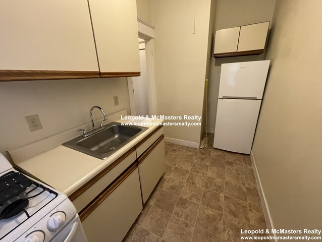 Building Photo - 68 Woodstock Ave