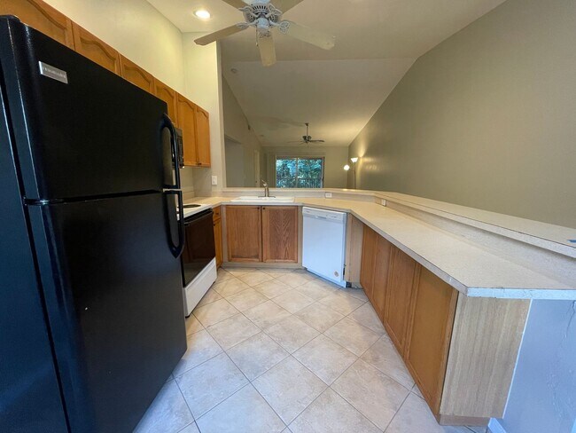 Foto del edificio - ANNUAL RENTAL - 2 BED / 2 BATH 2ND FLOOR END UNIT IN PINE HAVEN!