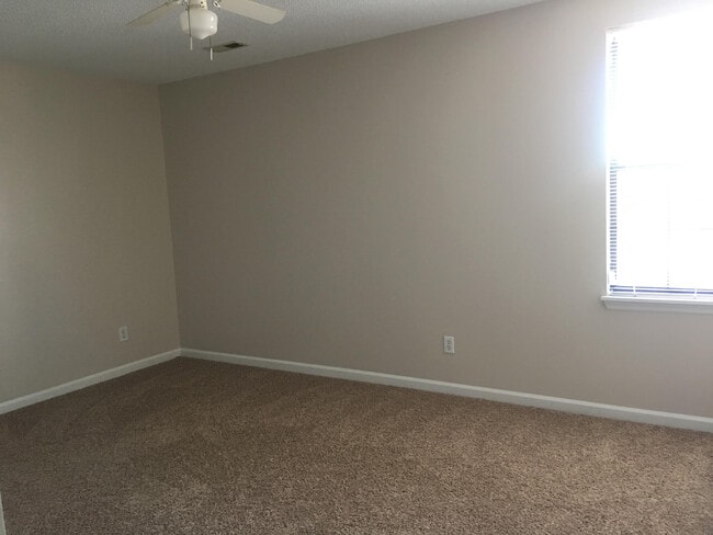 Building Photo - 1202 Goldridge Dr SW