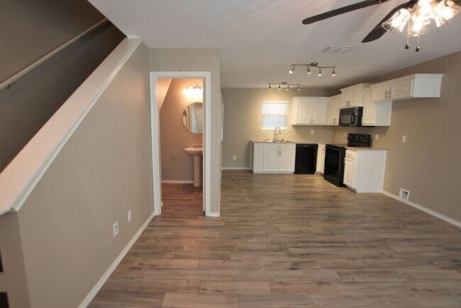 Foto del edificio - 2-Bedroom Townhouse for Rent in the Heart ...