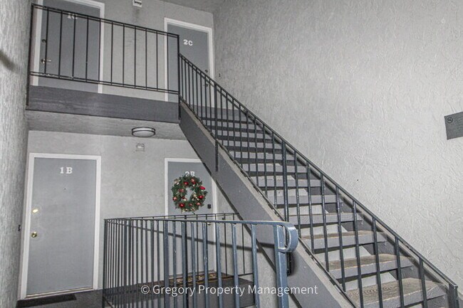 Foto del edificio - Excellent value in this updated 2 bedroom condo. Easy walk to Juanita beach waterfront park and t...