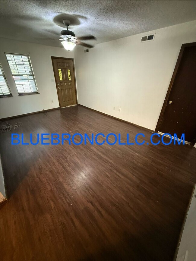 Foto del edificio - 717 NE Banner Dr