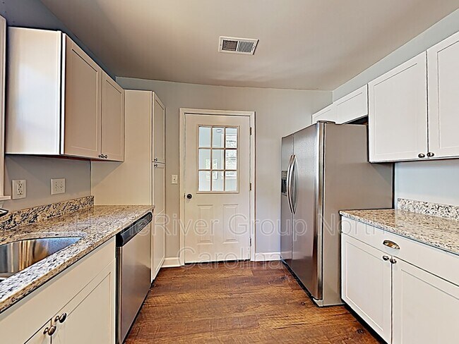Building Photo - 3322 Queens Ln