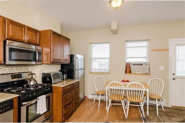 Building Photo - 447 Meridian St