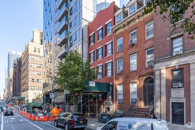 Building Photo - 304 W 30th St
