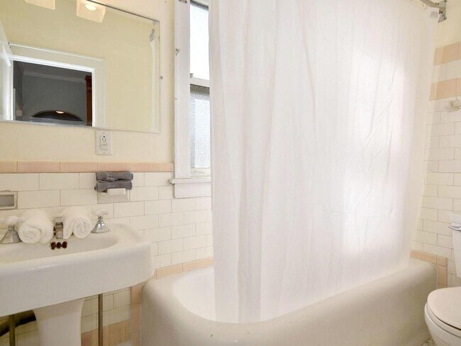 Bath - 2422 W Greenleaf Ave