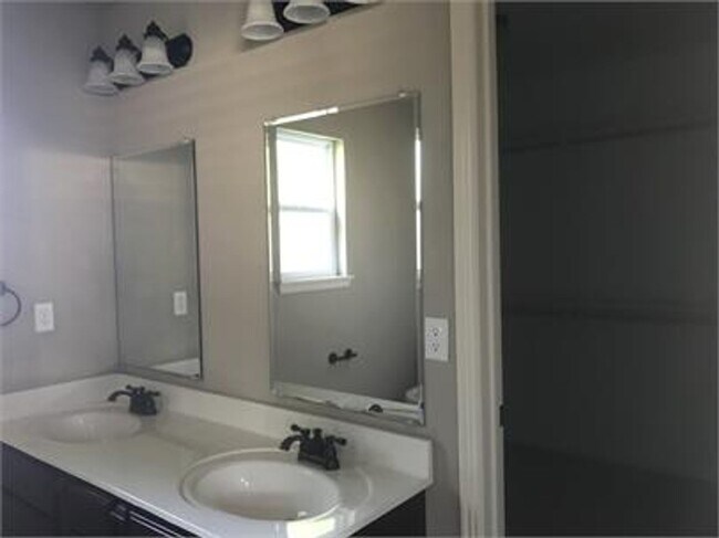Building Photo - Spacious West Fayetteville Home