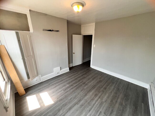 Building Photo - Huge 4 w Classic West Philly Charm | Marke...