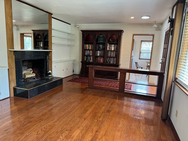 Building Photo - 3318 Bellaire Dr
