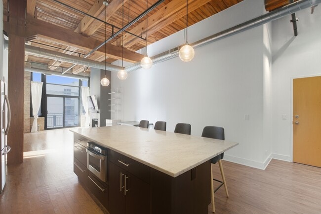 Foto del edificio - 525 W Superior St