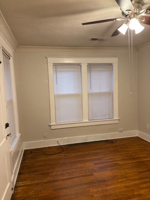 Sala de estar - 703 Dickinson St