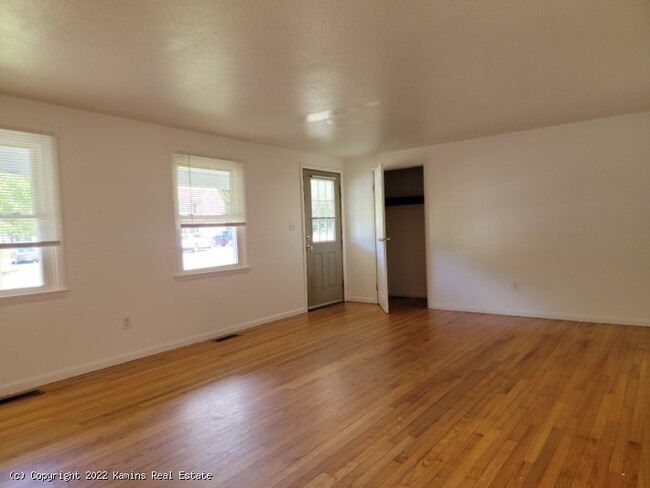 Living Rm - 39 Hobart Ln