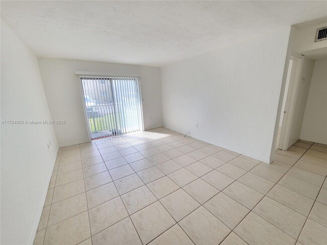 Foto del edificio - 4275 NW S Tamiami Canal Dr