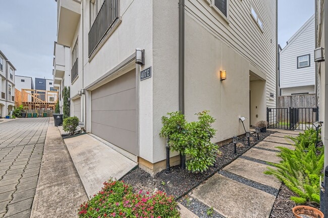 Building Photo - 407 N Nagle St