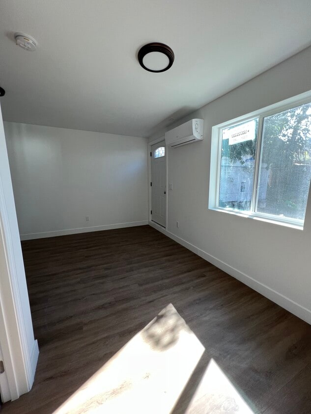 Building Photo - 2504 Vineyard Ave