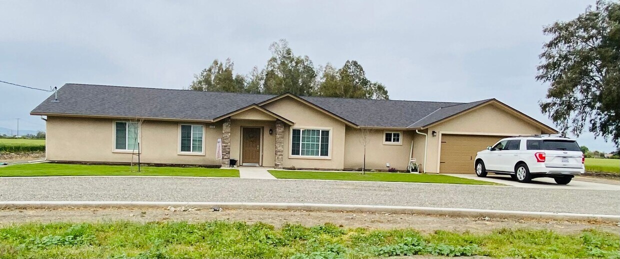 Primary Photo - Beautiful 4 bedroom 3 Bath Home in the Cou...