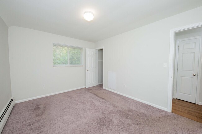 Building Photo - 1190 Far Hills Dr