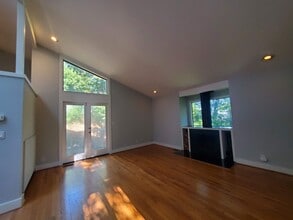 Building Photo - 710 Redwood Ave