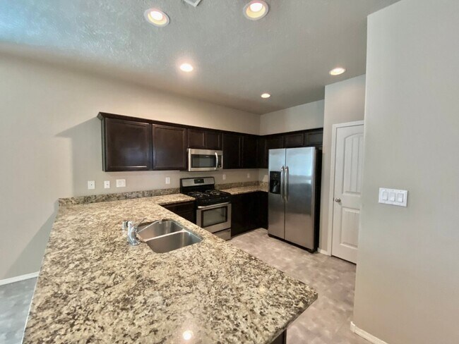 Foto del edificio - Spacious 3 Bedroom Home in Rio Rancho | Refrigerated Air | Large Backyard | Near Hwy 550 & 528