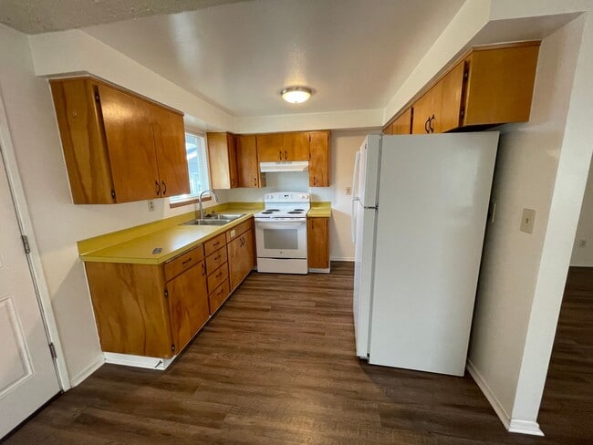 Building Photo - Adorable 2 Bedroom Home